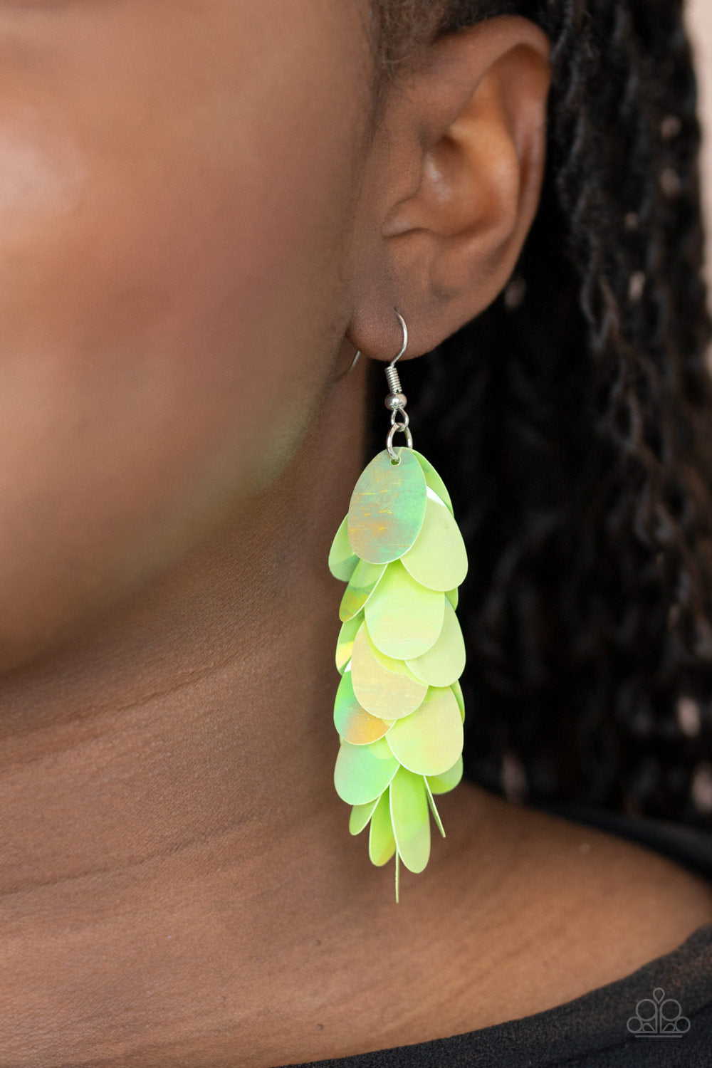 UND SEQUINS VOLUME EARRING GREEN-